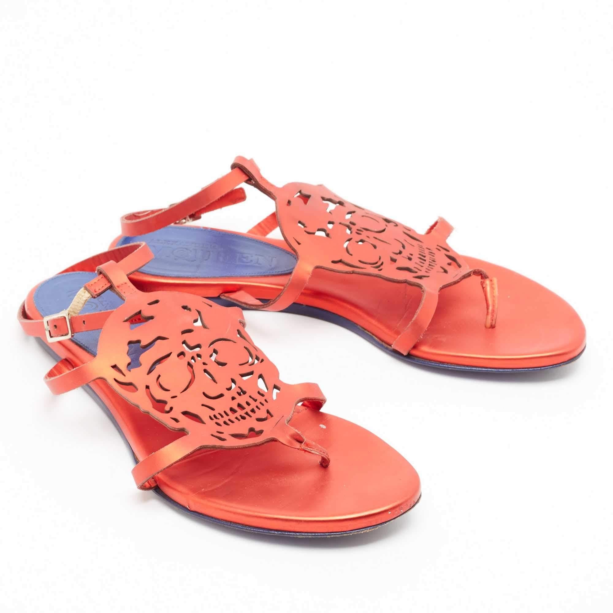Alexander McQueen - Sandales plates à lanières à chevilles en cuir rouge, taille 37 État moyen - En vente à Dubai, Al Qouz 2