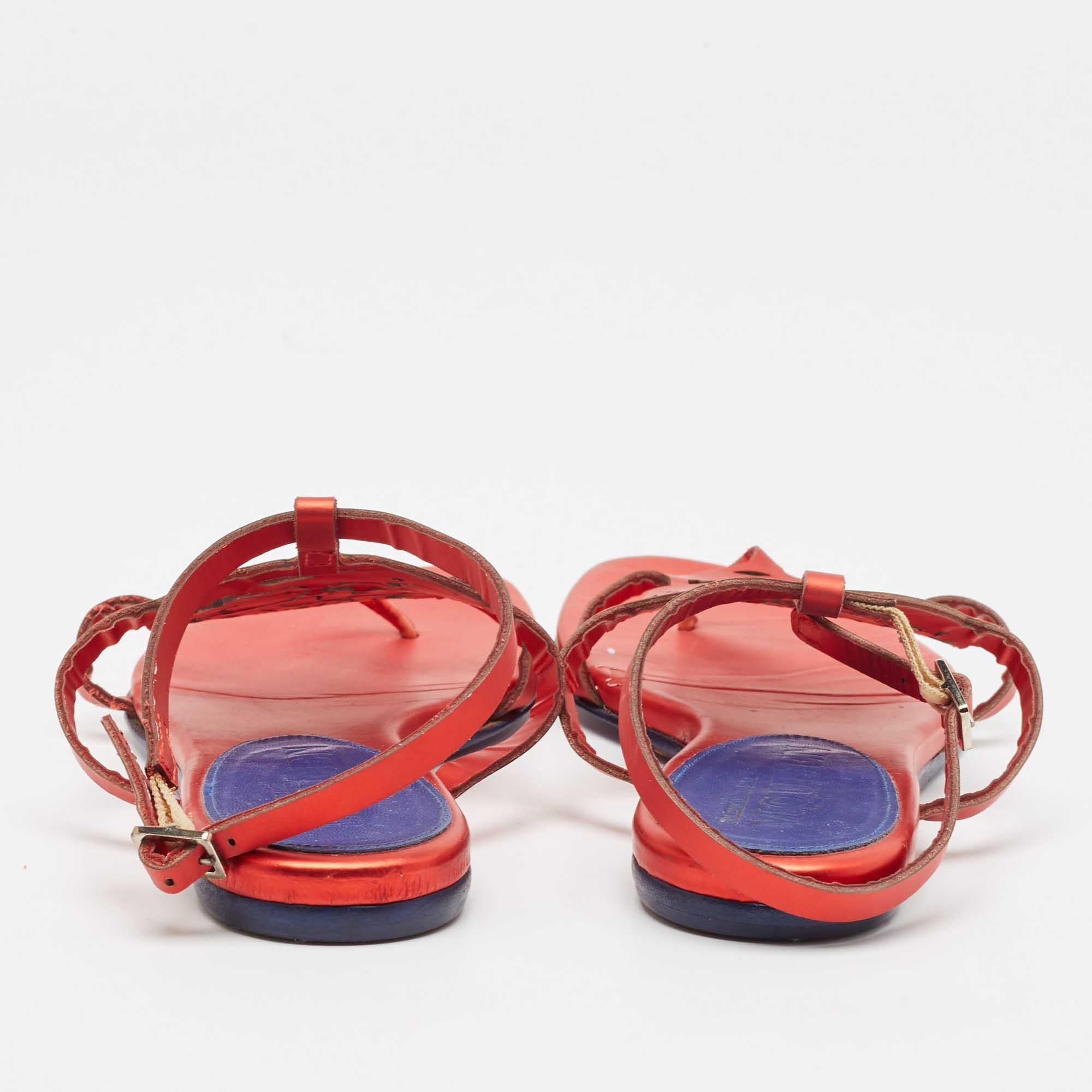 Alexander McQueen - Sandales plates à lanières à chevilles en cuir rouge, taille 37 Pour femmes en vente