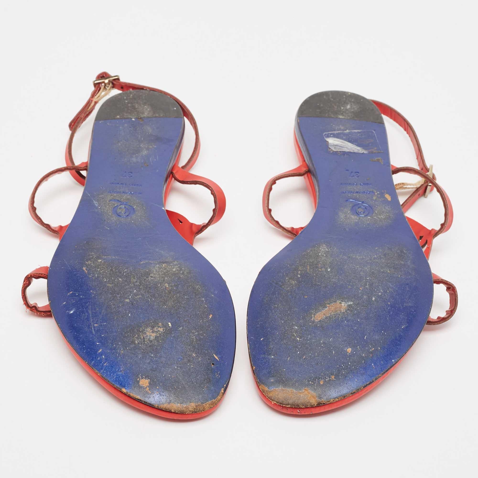 Alexander McQueen - Sandales plates à lanières à chevilles en cuir rouge, taille 37 en vente 1