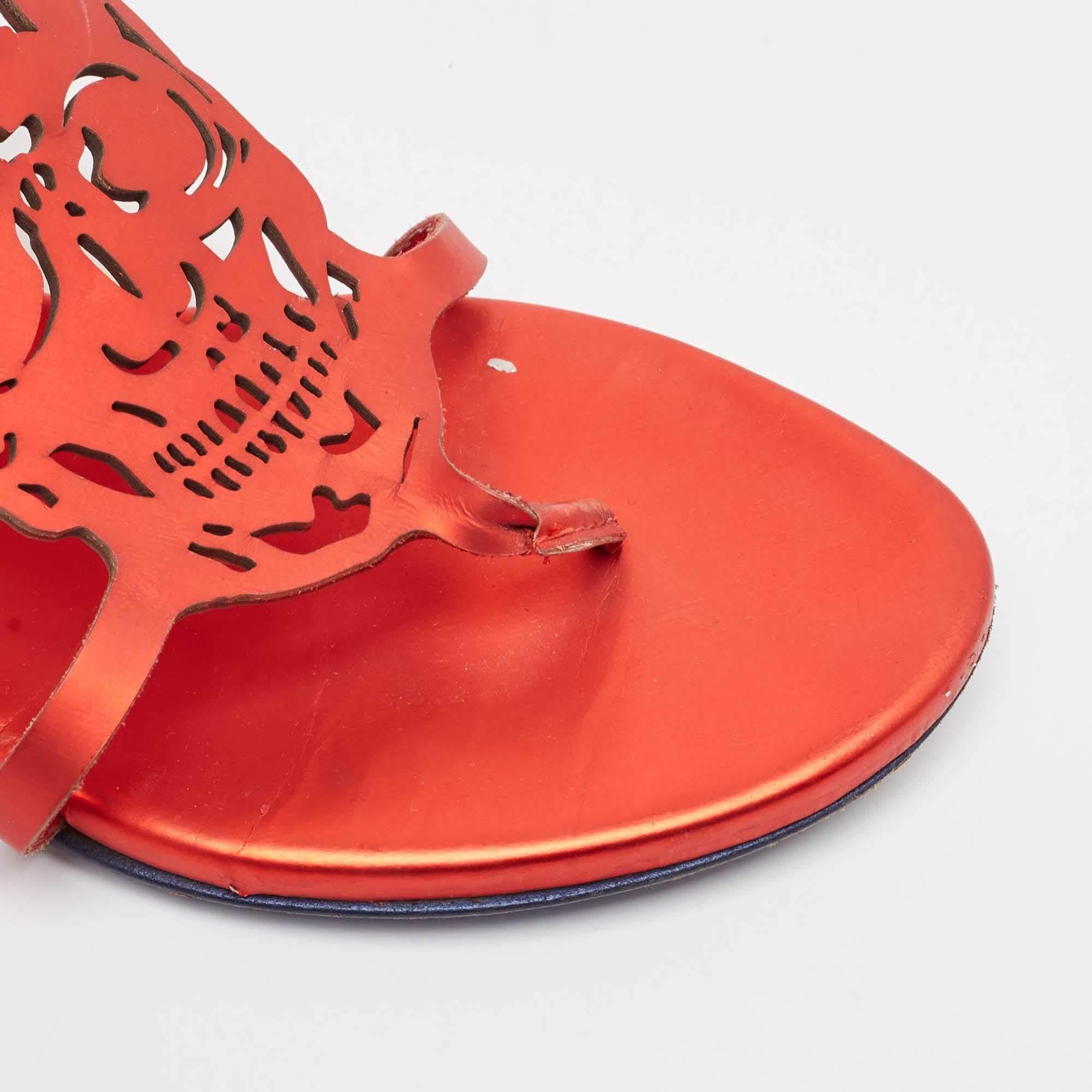 Alexander McQueen - Sandales plates à lanières à chevilles en cuir rouge, taille 37 en vente 2
