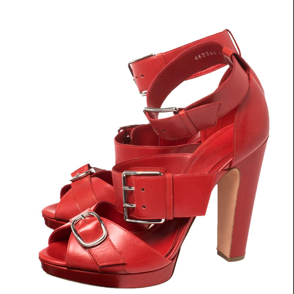 Alexander McQueen Red Leather Buckle Strappy Platform Sandals Size 41 In Good Condition In Dubai, Al Qouz 2