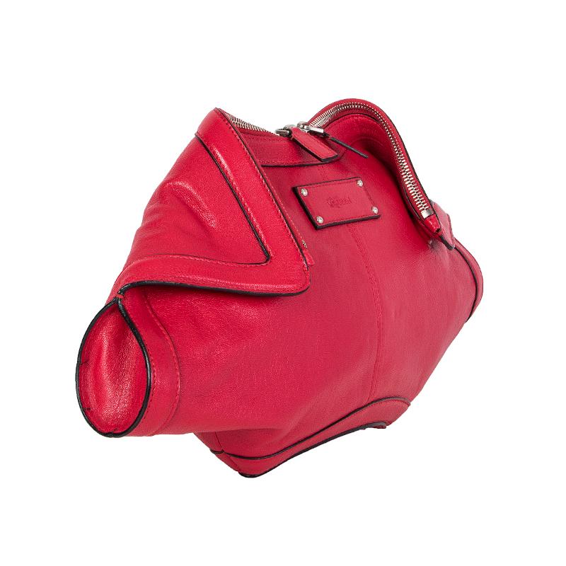 Alexander McQueen 'De Manta' clutch in red leather. Opens with a two-way zipper on top. Lined in black cotton with an open pocket against the back. Has been carried and is in virtually new condition.

Height 20cm (7.8in)
Width 38cm (14.8in)
Depth