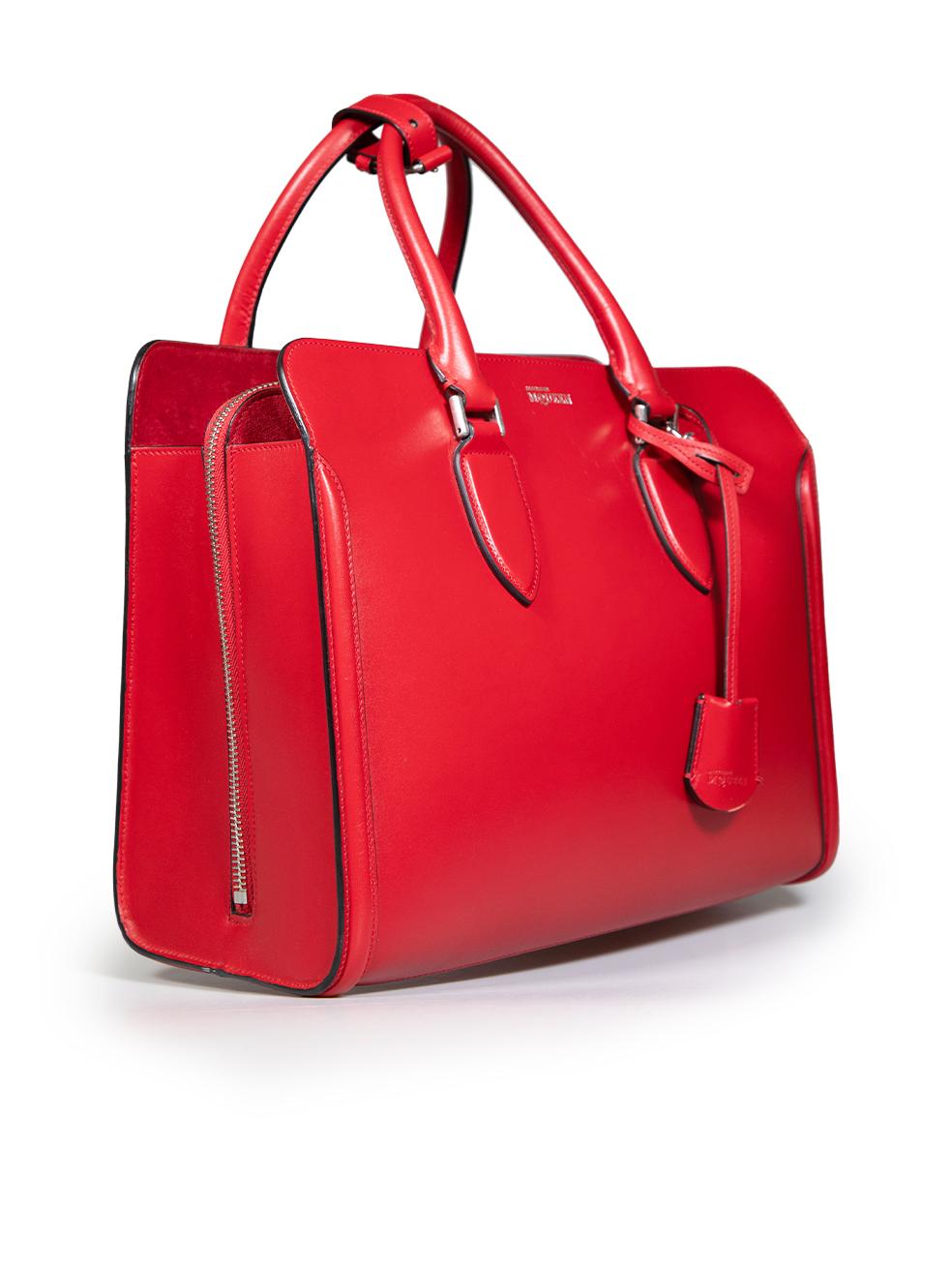 CONDITION is Very good. Minimal wear to bag is evident. Minimal wear to inner suede lining, light stains found in the inner compartments of the bag and minimal tarnishing to belt buckle fastener on this used Alexander McQueen designer resale item.
