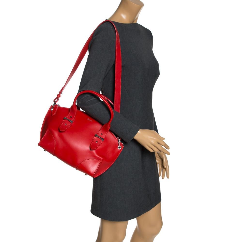 Add a dash of color to your outfit, with this red Legend tote from Alexander McQueen. Crafted from red leather, it features a structured body, top round handles supported with silver-tone hardware and a removable leather strap. The bag is secured