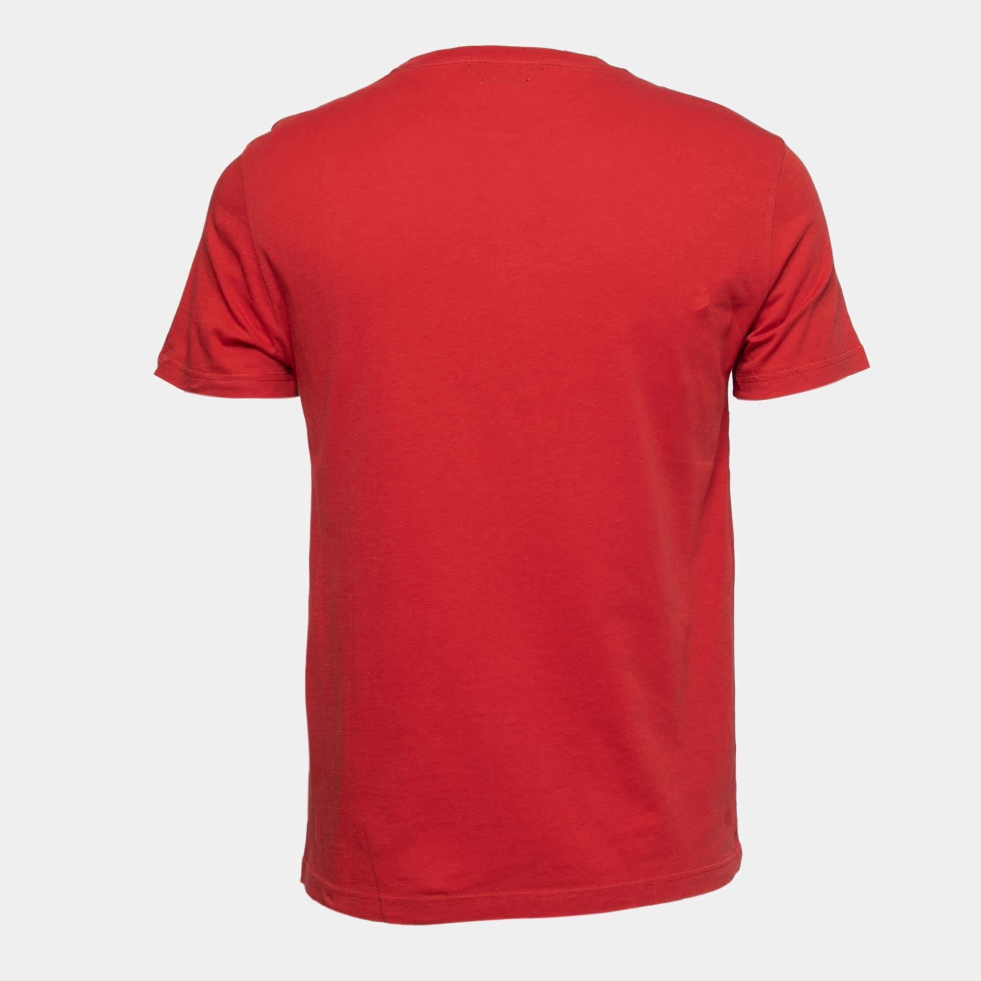 A perfect combination of comfort  luxury  and style  this designer t shirt is a must have piece Made from quality materials  the creation can be styled with denim pants and sneakers for a cool look.