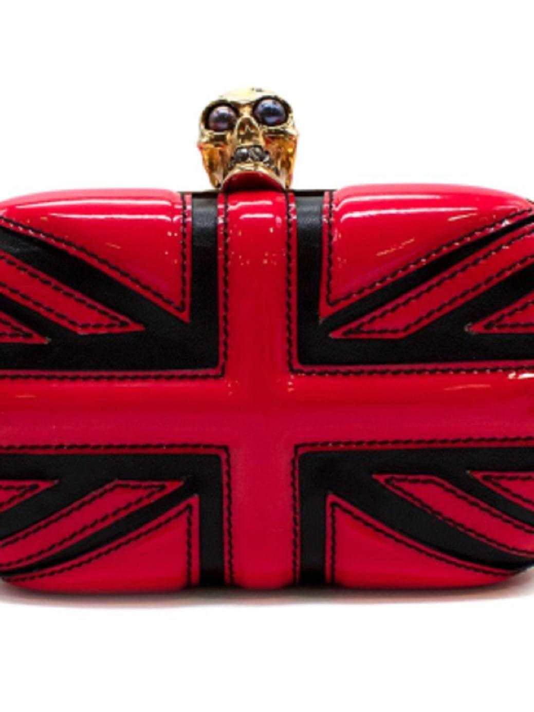 Alexander McQueen Red Patent-leather Union Jack Clutch

-Gold tone hardware 
-Push skull clasp 
-One main compartment
-Red and black english flag body 

Material: 

Leather 

Made in France 

PLEASE NOTE, THESE ITEMS ARE PRE-OWNED AND MAY SHOW SIGNS