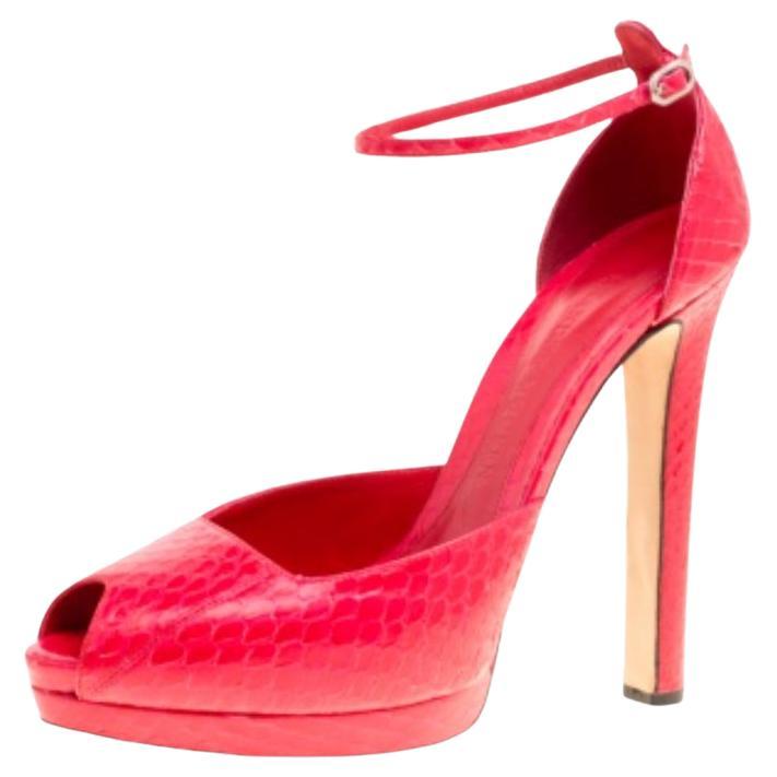 Exquises et élégantes, ces sandales signées Alexander McQueen sont là pour vous faire briller et attirer tous les regards. Ces sandales rouges sont confectionnées en python exotique et présentent une silhouette peep toe. Ils arborent des brides de