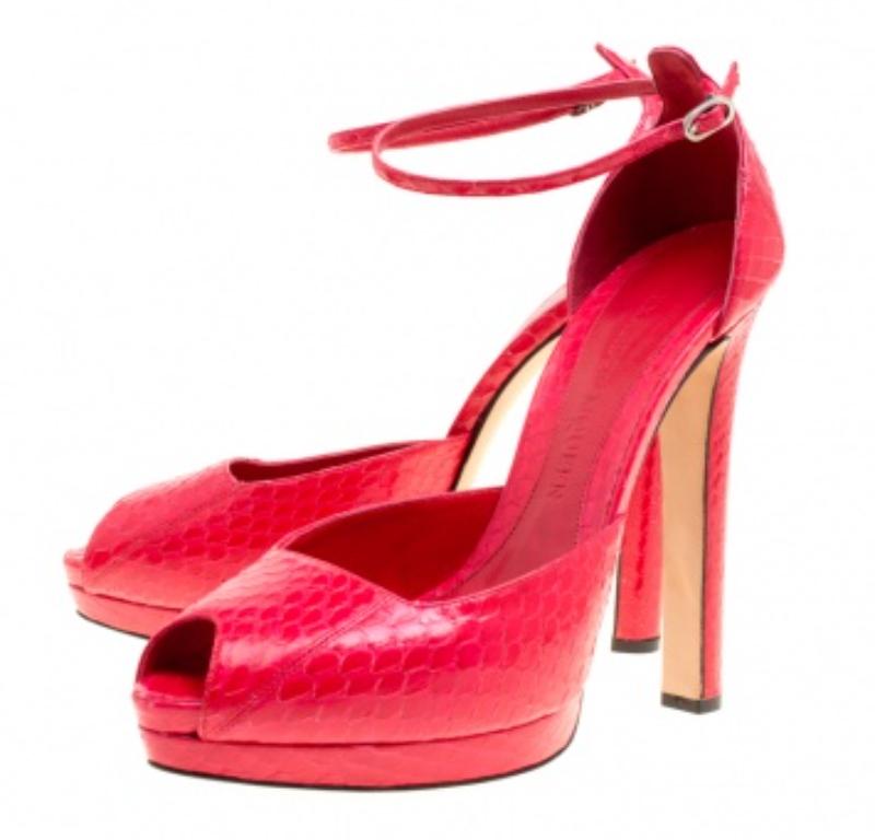 Alexander McQueen - Sandales à plateforme en python rouge avec courroie de cheville - Taille 40 Bon état - En vente à Dubai, Al Qouz 2