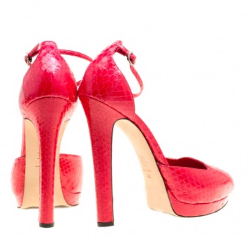 Alexander McQueen - Sandales à plateforme en python rouge avec courroie de cheville - Taille 40 Pour femmes en vente