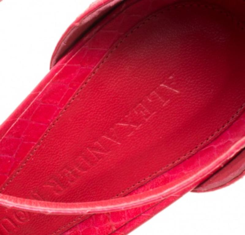 Alexander McQueen - Sandales à plateforme en python rouge avec courroie de cheville - Taille 40 en vente 1