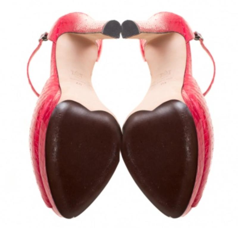 Alexander McQueen - Sandales à plateforme en python rouge avec courroie de cheville - Taille 40 en vente 2