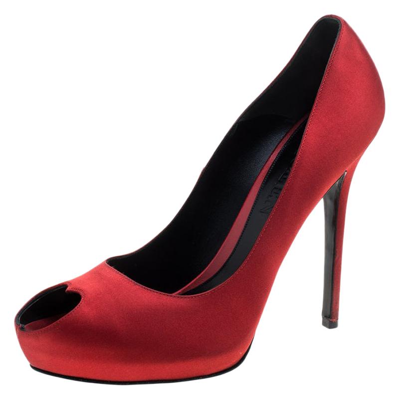 Alexander McQueen Red Satin Heart Peep Toe Pumps Size 41 For Sale