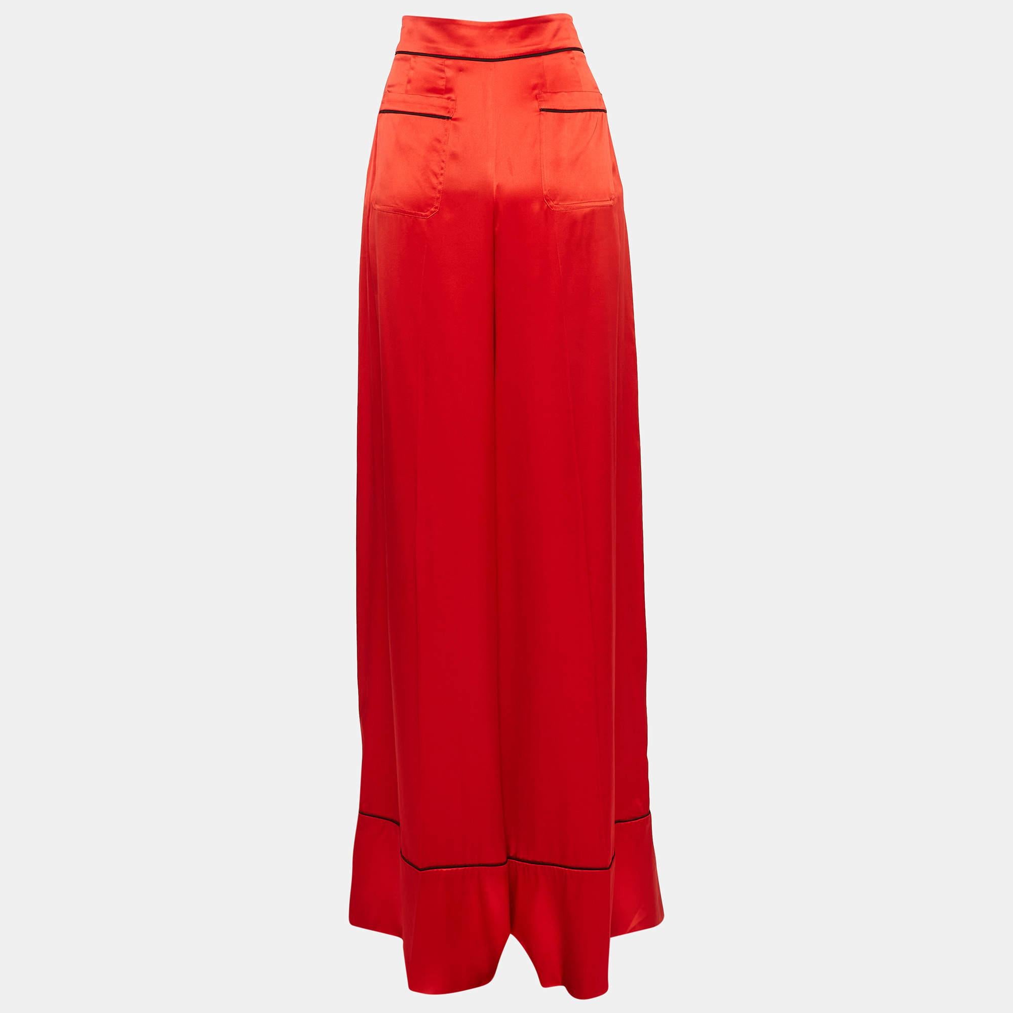 Ce pantalon Alexander McQueen a été conçu dans un souci de confort et de luxe, afin que vous puissiez le porter longtemps. La paire est taillée dans de la soie pour une coupe à jambe large.