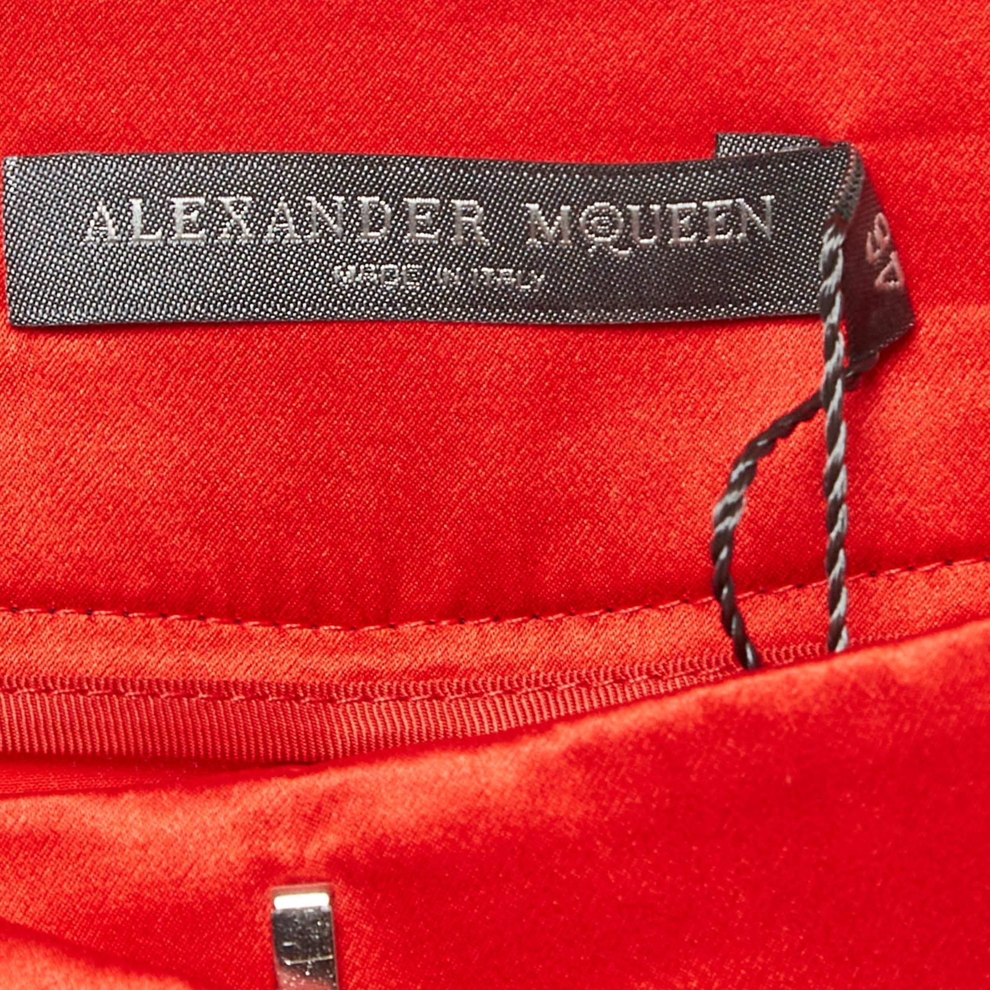 Alexander McQueen Pantalon large en satin de soie rouge L Bon état - En vente à Dubai, Al Qouz 2