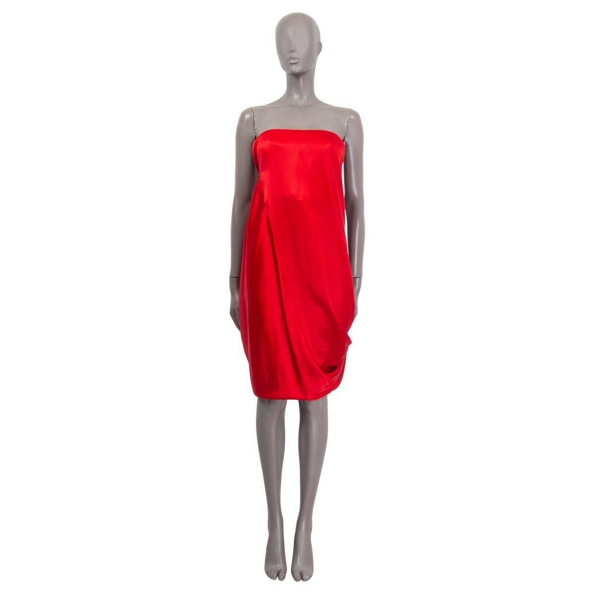 100% authentic Alexander McQueen draped strapless dress in red silk (100%). Opens with a concealed zipper and a hook on the back. Corset structure underneath. Has a pulled thread on the back otherwise in excellent condition. 

Measurements
Tag
