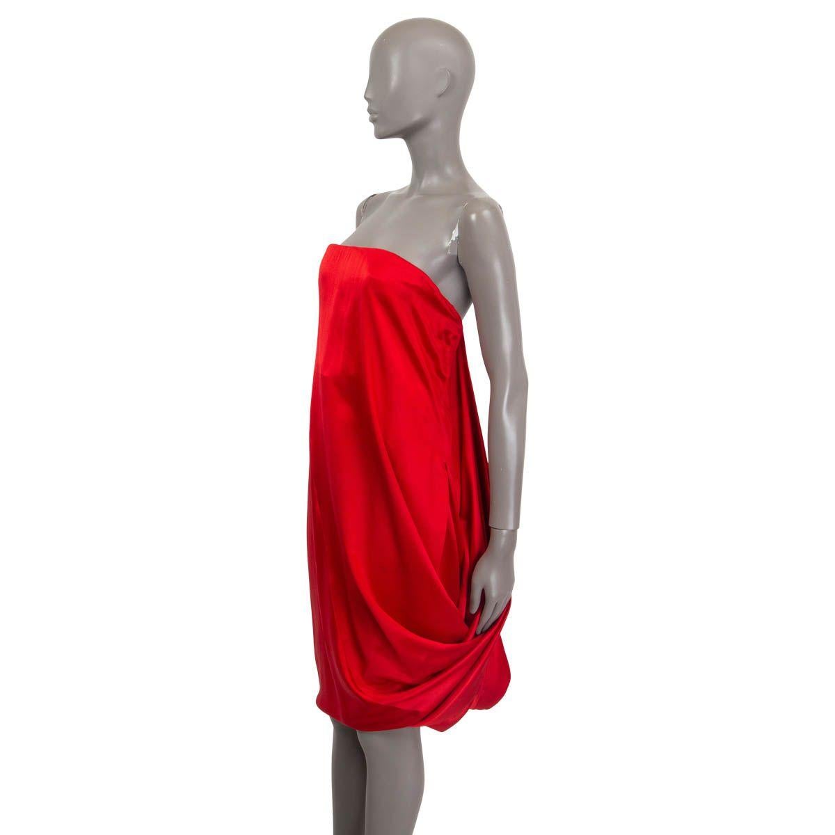 ALEXANDER MCQUEEN red silk DRAPED STRAPLESS COCKTAIL Dress 38 XS In Good Condition For Sale In Zürich, CH