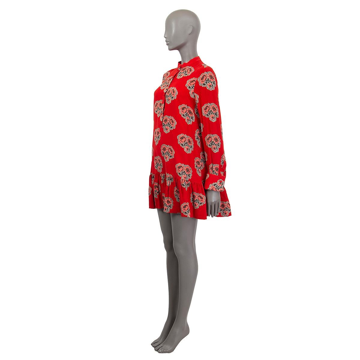 Alexander McQueen Kleid aus rotem Seidengeorgette (100%) mit Blumendruck in der Taille. Mit Mandarinekragen, Knopfleiste und langen Ärmeln mit Manschetten. Gefüttert mit Seide (100%). Wurde getragen und ist in excelelnt Zustand.

Tag Größe 42
Größe