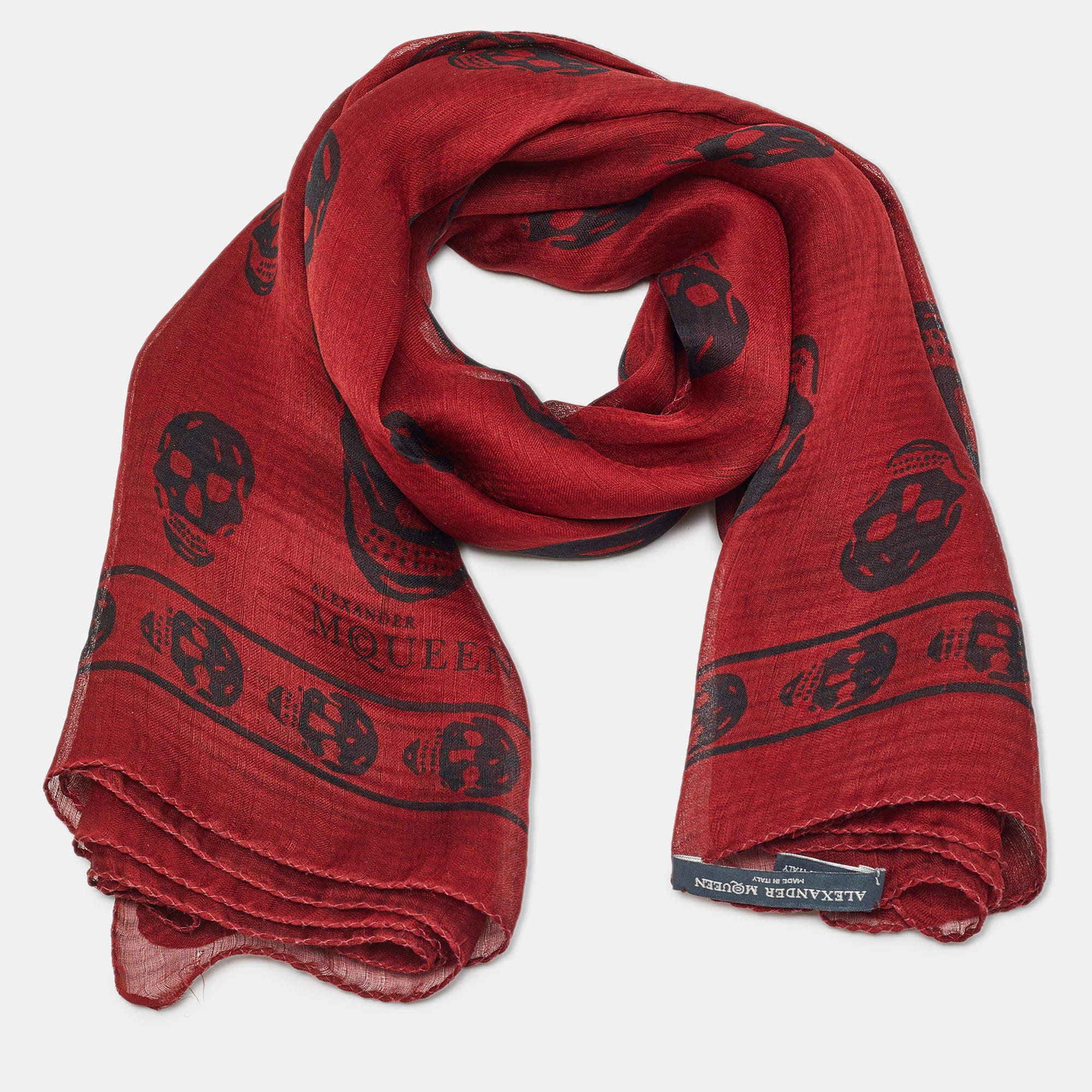 Classy and stylish are some words that come to our minds when we look at the scarf. The label brings you this versatile creation made from luxurious materials that you style with many outfits.