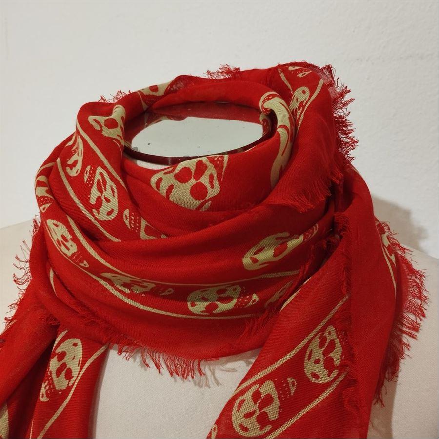 Beautiful and rare scarf by Alexander McQueen
Modal  (90%) and cashmere
Red color
Skull print
Cm 115 x 102 (45,2 x 40,1 inches)
Worldwide express shipping included in the price !