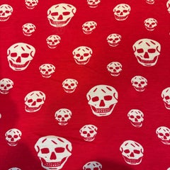 Sciarpa con teschio rosso di Alexander McQueen