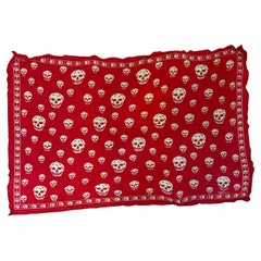 Sciarpa con teschio rosso di Alexander McQueen