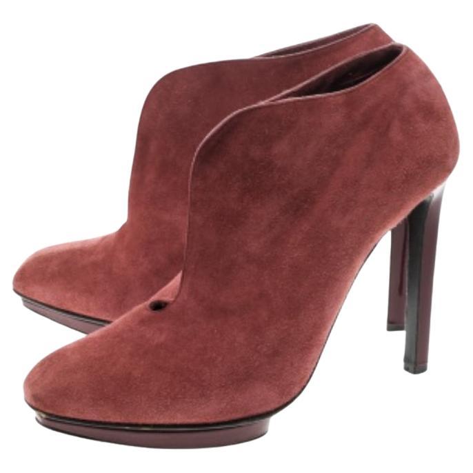 Pues bien, ¡este par de Alexander McQueen es sencillamente impresionante! Tienen un diseño tan bonito con ante que hacen que a uno le palpite el corazón. Los botines vienen en un estupendo tono rojo, con cuello abierto, plataformas y tacón de 11,5