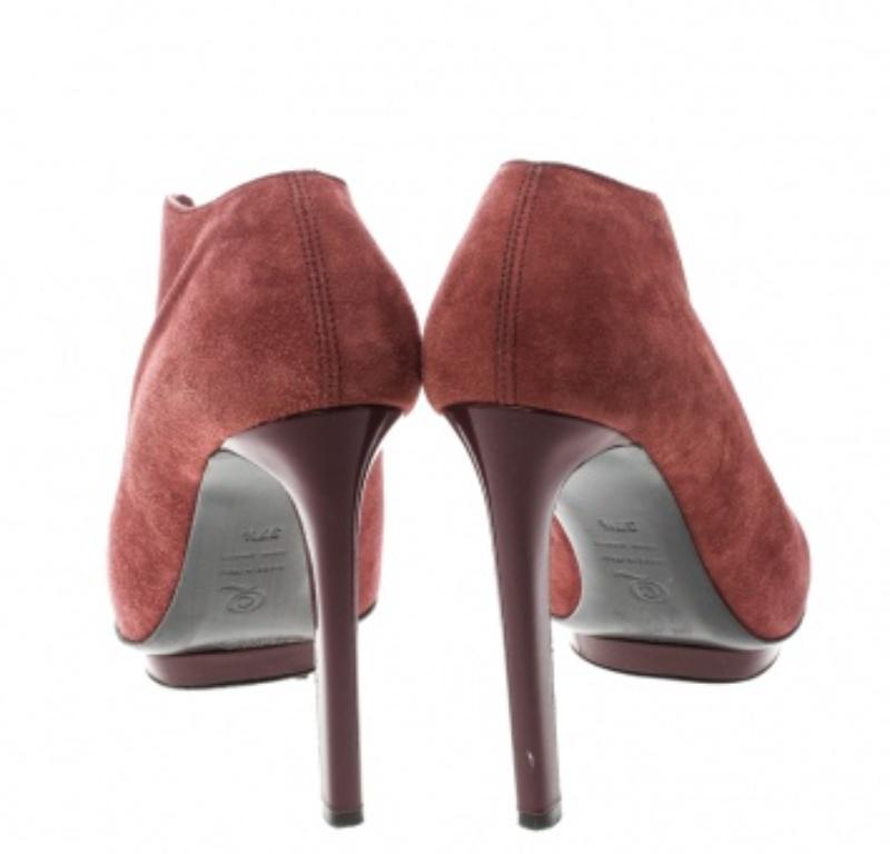 Alexander McQueen Botines de ante rojo Talla 37.5 en Bueno estado para la venta en Dubai, Al Qouz 2