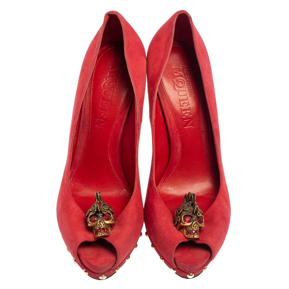 Breathtaking and whimsical, these pumps from Alexander McQueen are here to enchant you and make you fall in love with them. These red pumps are crafted from suede and feature a peep-toe silhouette. They flaunt signature skull motifs embedded with