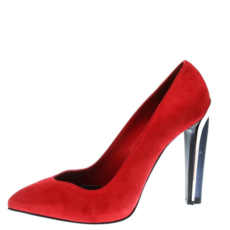 Adorn the modern chic look by flaunting this pair of exquisite Alexander McQueen pumps. Dance comfortably and gracefully in this pair adorned in a red hue exuding a smooth finish. Live to your best while flaunting these pumps, crafted from suede,