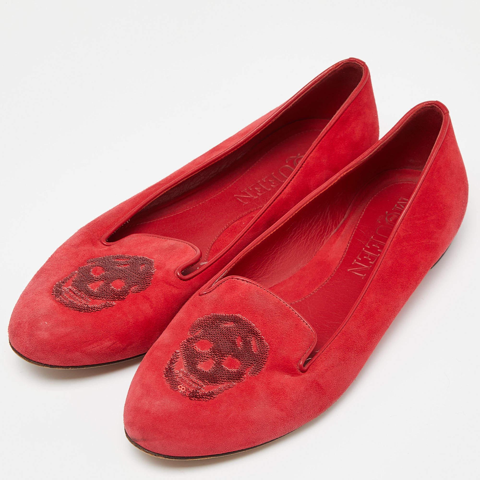 Complétez votre look en ajoutant ces pantoufles de smoking Alexander McQueen à votre collection de chaussures de tous les jours. Ils sont fabriqués avec soin pour garantir un ajustement et un style parfaits.