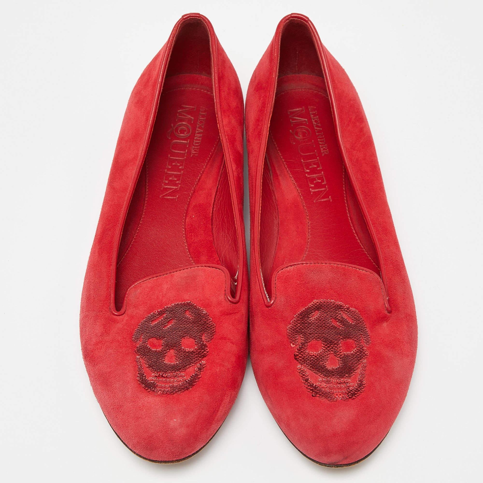 Rouge Alexander McQueen - Slippers de smoking tête de mort en daim rouge à sequins, taille 37 en vente