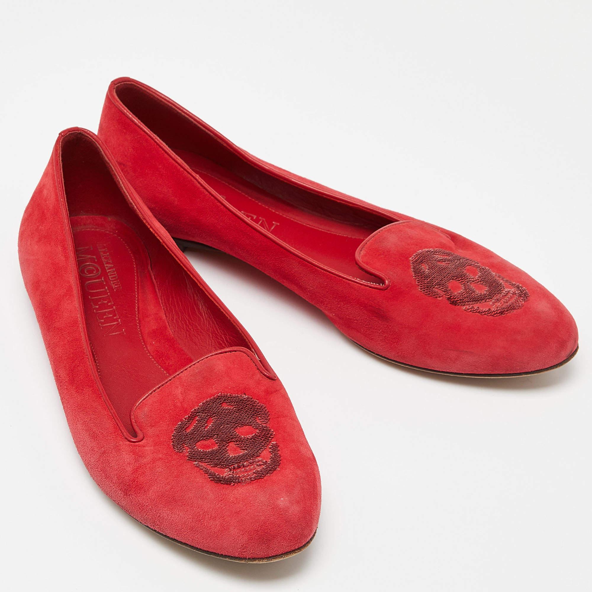 Alexander McQueen - Slippers de smoking tête de mort en daim rouge à sequins, taille 37 Bon état - En vente à Dubai, Al Qouz 2
