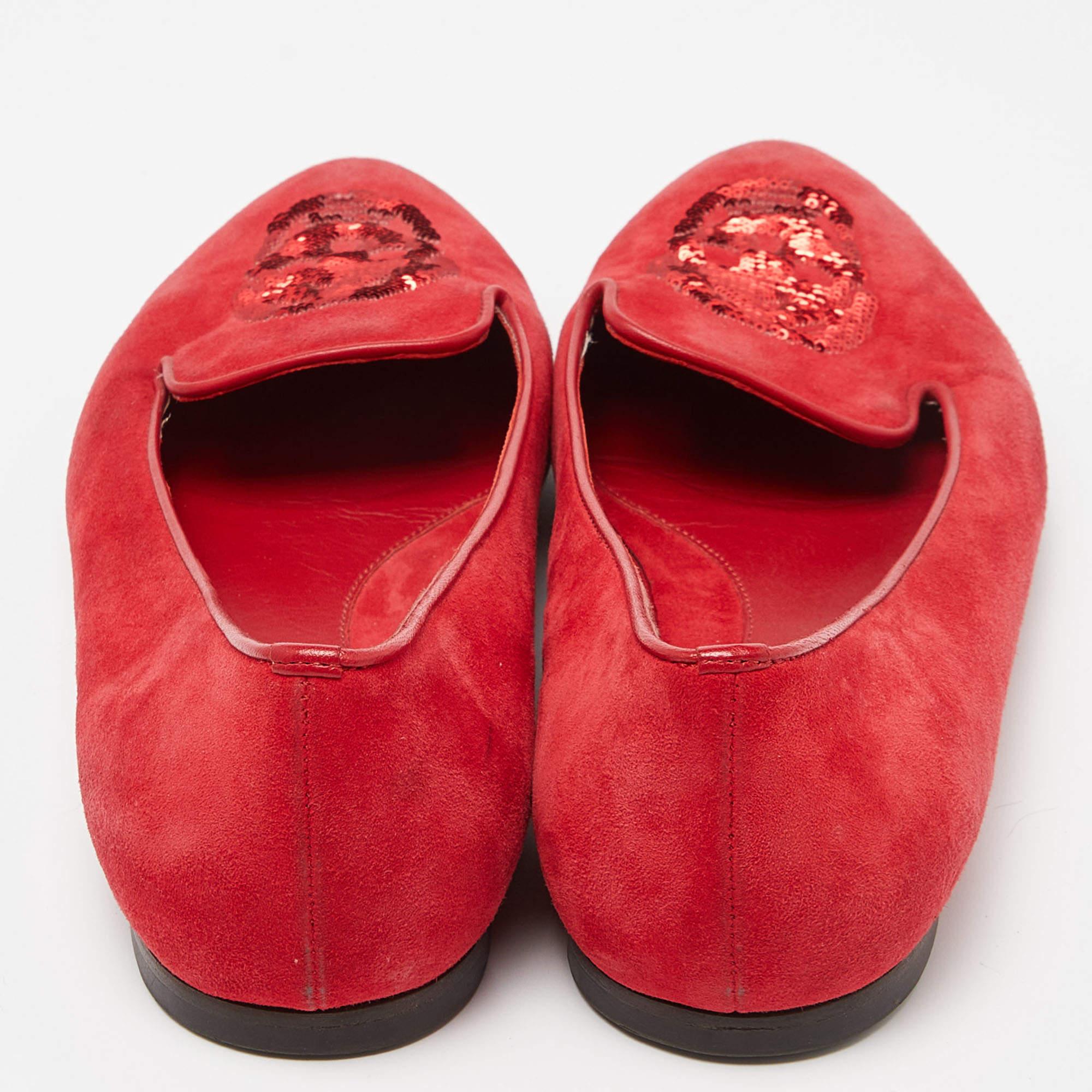 Alexander McQueen - Slippers de smoking tête de mort en daim rouge à sequins, taille 37 Pour femmes en vente
