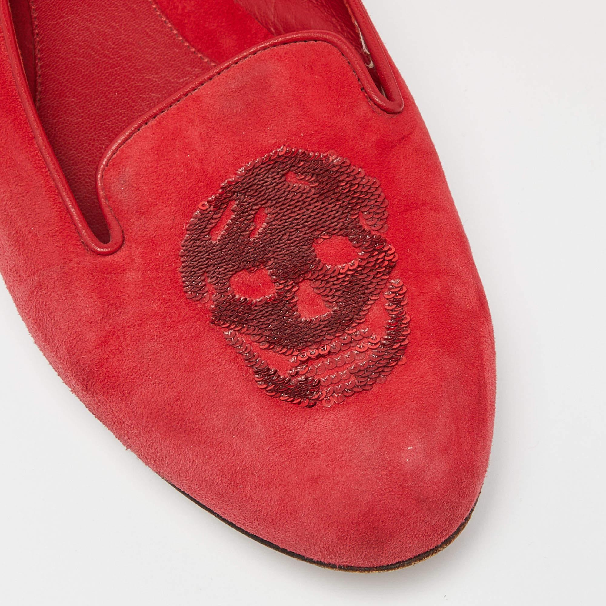 Alexander McQueen - Slippers de smoking tête de mort en daim rouge à sequins, taille 37 en vente 2