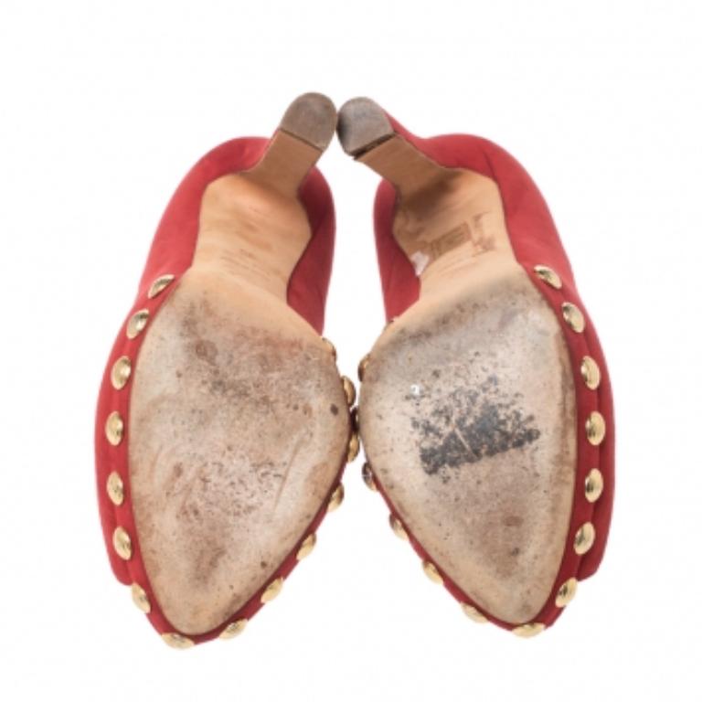 Alexander McQueen Red Suede Skull Embellished Peep Toe Pumps Size 36 (Rot) im Angebot