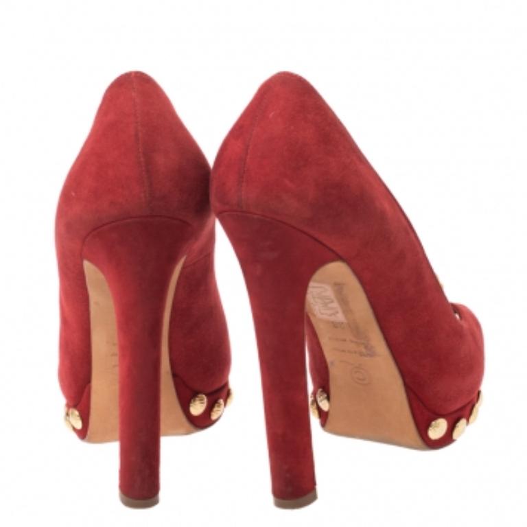 Alexander McQueen Red Suede Skull Embellished Peep Toe Pumps Size 36 im Zustand „Gut“ im Angebot in Dubai, Al Qouz 2