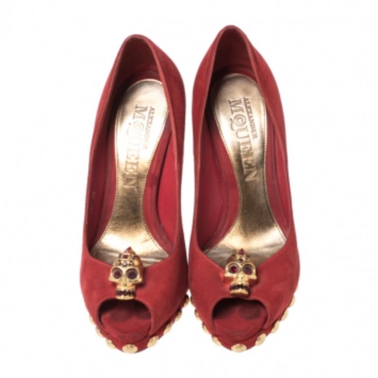 Alexander McQueen Red Suede Skull Embellished Peep Toe Pumps Size 36 Damen im Angebot