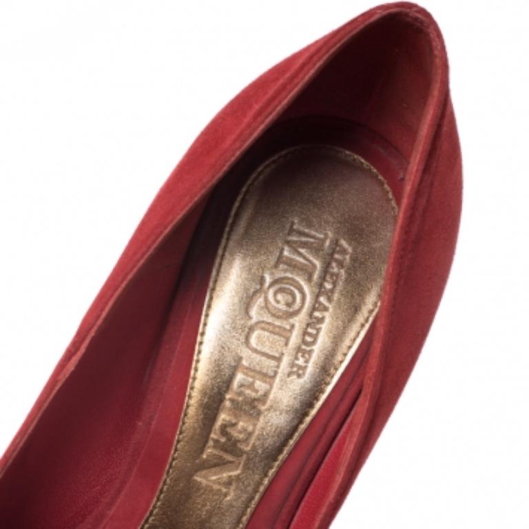 Alexander McQueen Red Suede Skull Embellished Peep Toe Pumps Size 36 im Angebot 1