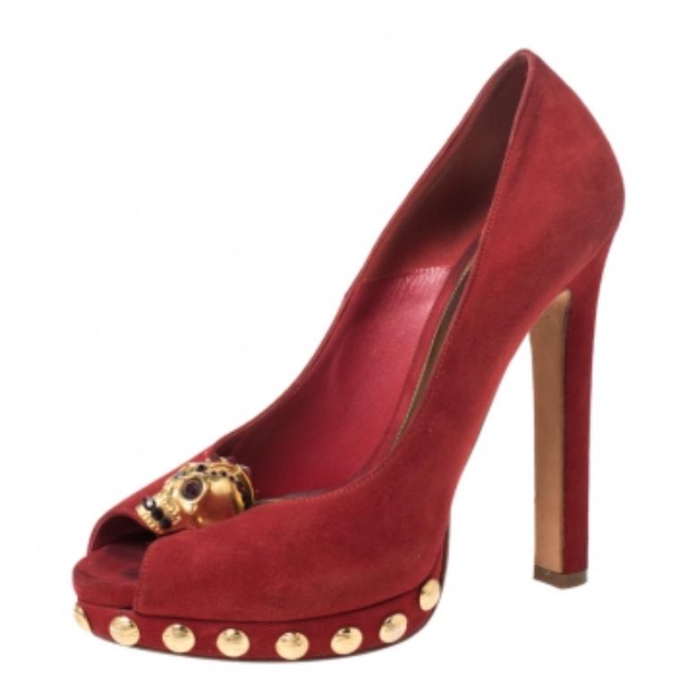 Alexander McQueen Red Suede Skull Embellished Peep Toe Pumps Size 36 im Angebot 2