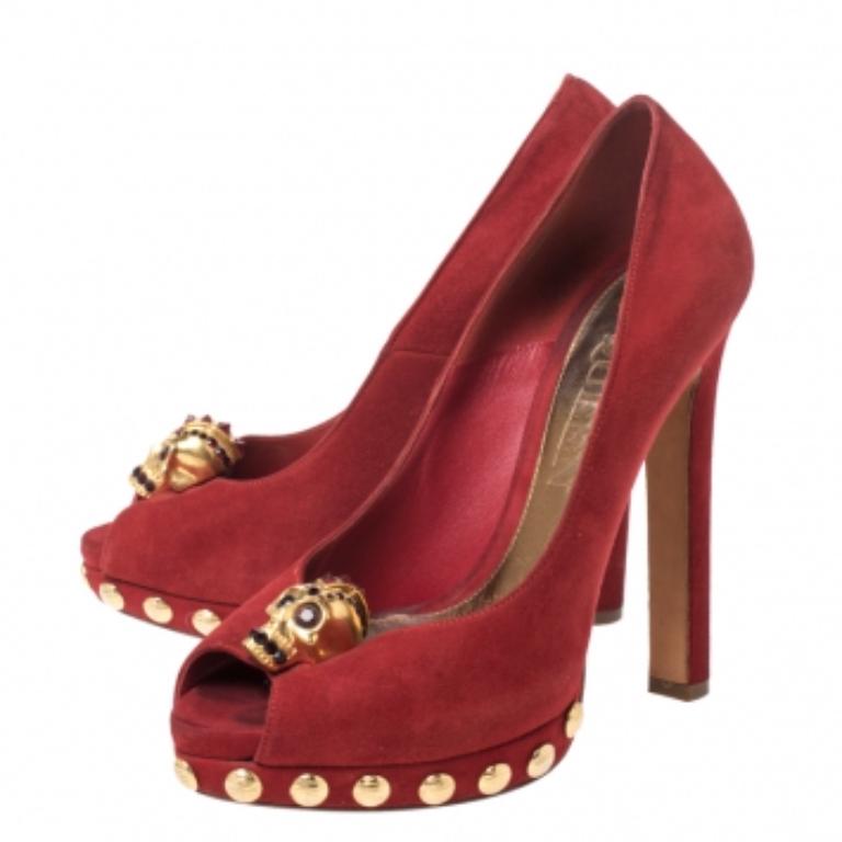Alexander McQueen Red Suede Skull Embellished Peep Toe Pumps Size 36 im Angebot 3