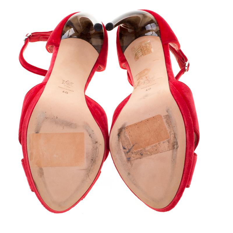 Alexander McQueen Red Velvet Ankle Strap Platfrom Sandals Size 40 In Fair Condition In Dubai, Al Qouz 2