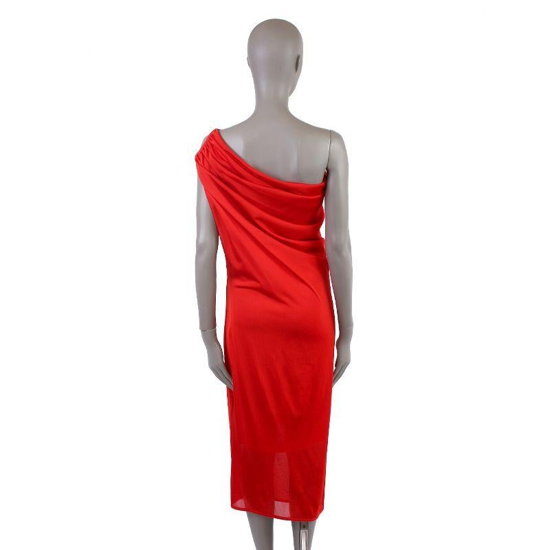 Alexander McQueen draped one shoulder midi dress in red viscose (100%), lined in silk (94%) and elastane (6%). Has a loop on the left shoulder to show off some skin. Shows a small spot on the lower front. All in all in excellent condition.

Tag Size