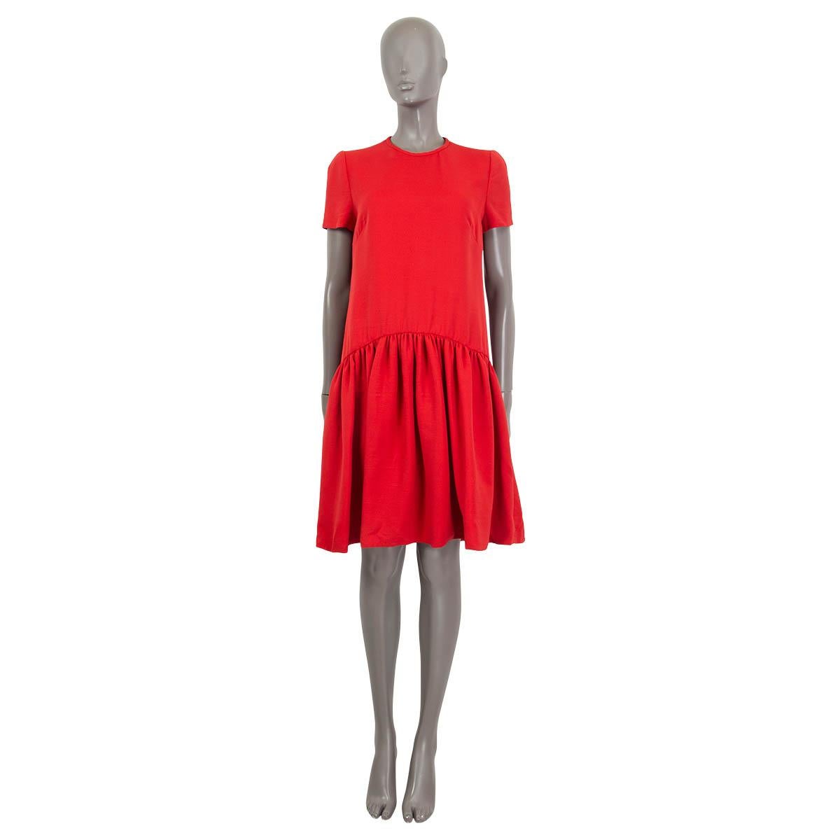 100% authentic Alexander McQueen drop-waist short sleeve dress in red wool (52%), polyamide (37%) and silk (11%). Opens with a concealed zipper and a hook at the back. Lined in red silk (100%). Has been worn and is in excellent