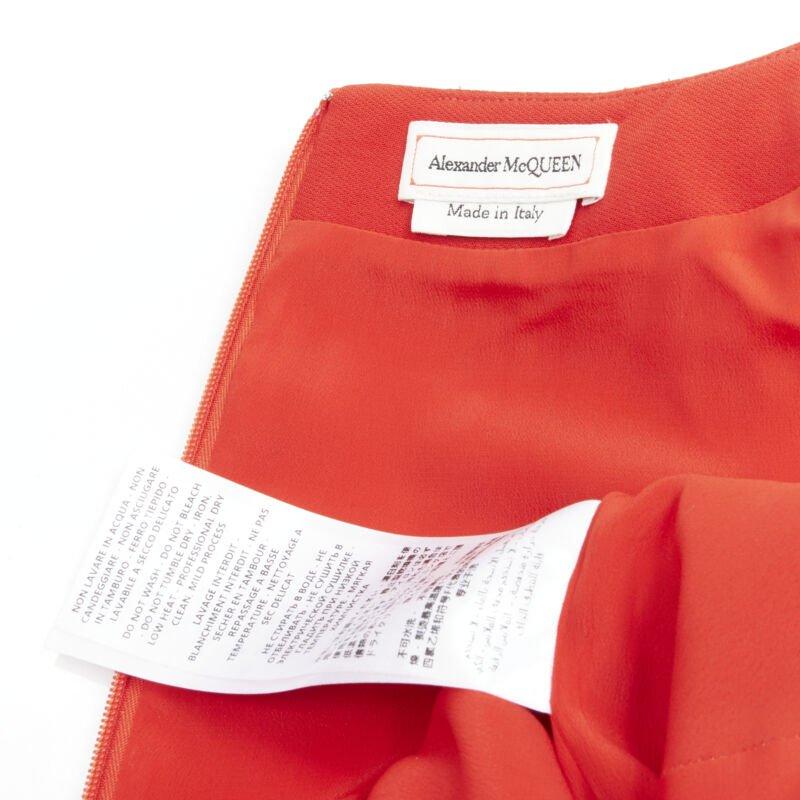 ALEXANDER MCQUEEN - Robe à ourlet volant à col tulipe en crêpe de laine rouge IT38 XS en vente 4