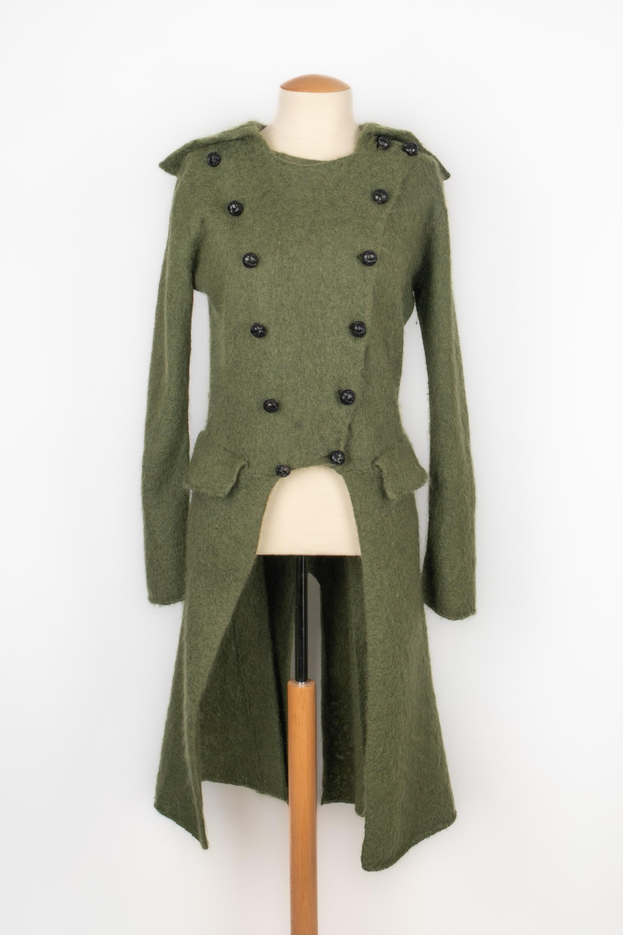 ALEXANDER MCQUEEN - (Made in Italy) Asymmetrical khaki mohair wool redingote with bow buttons. Size XS indicated. 2006 Fall-Winter Collection.

Condition:
Very good condition

Dimensions:
Shoulder width: 40 cm - Chest: 50 cm - Sleeve length: 63 cm -
