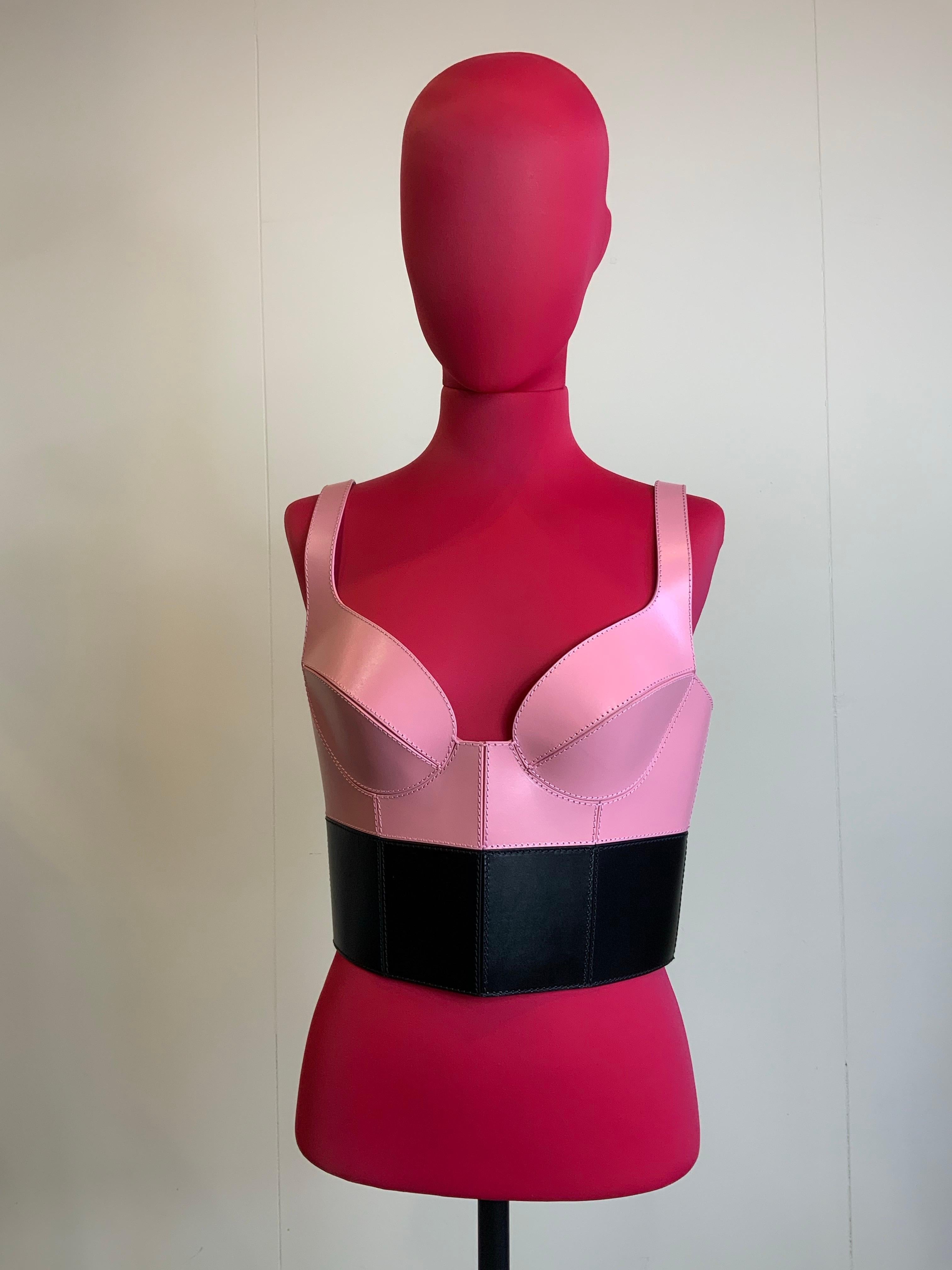 Top bustier Alexander McQueen.
Collectional 2019.
En cuir de veau rose et noir.
Taille 42 Italien.
Buste 44 cm
Longueur 42 cm
Excellent état général, très peu utilisé.
Il présente quelques légères marques comme indiqué sur la photo et des marques