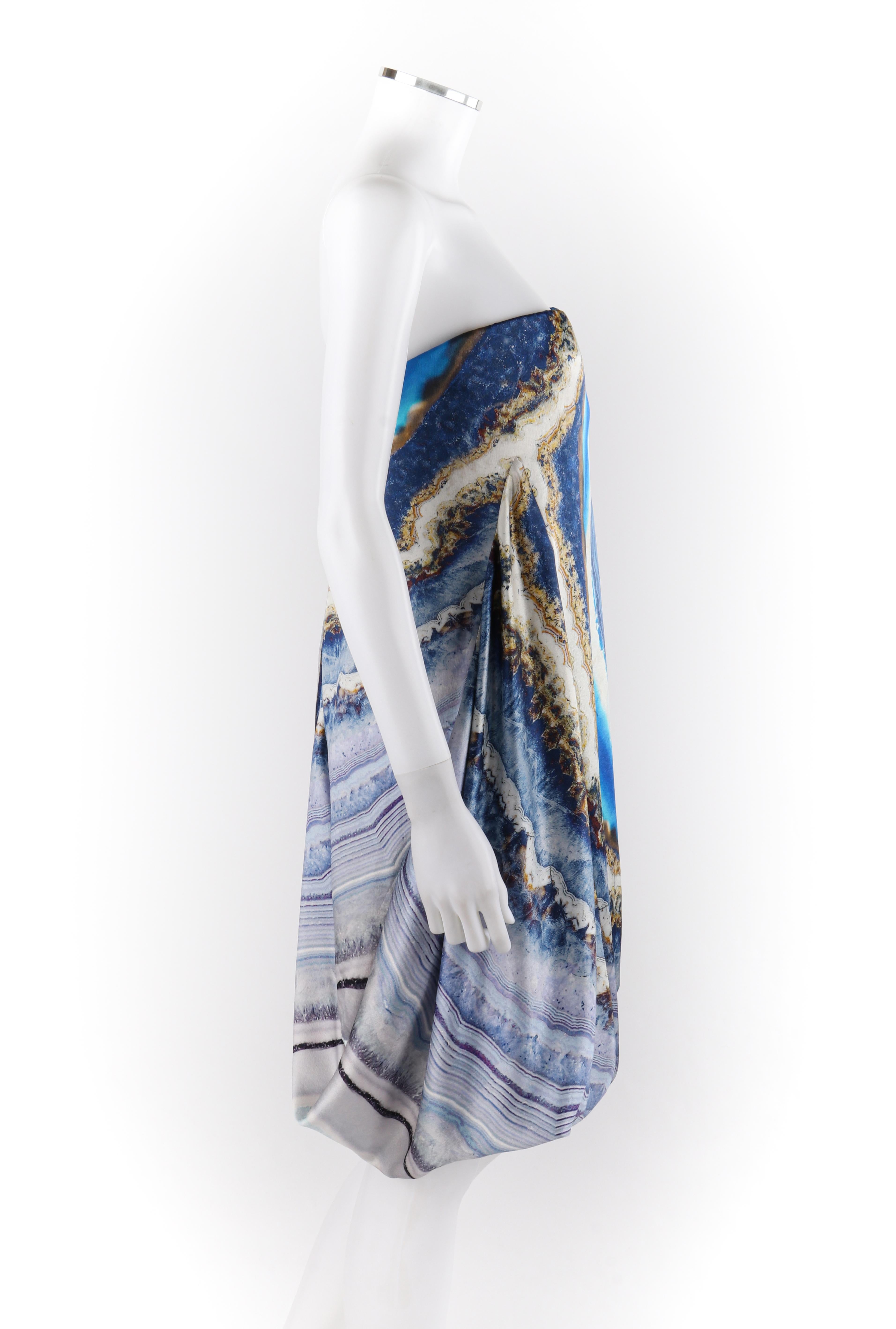 Bleu ALEXANDER McQUEEN Resort 2010 - Robe à bretelles drapées et imprimé géode d'agate en vente