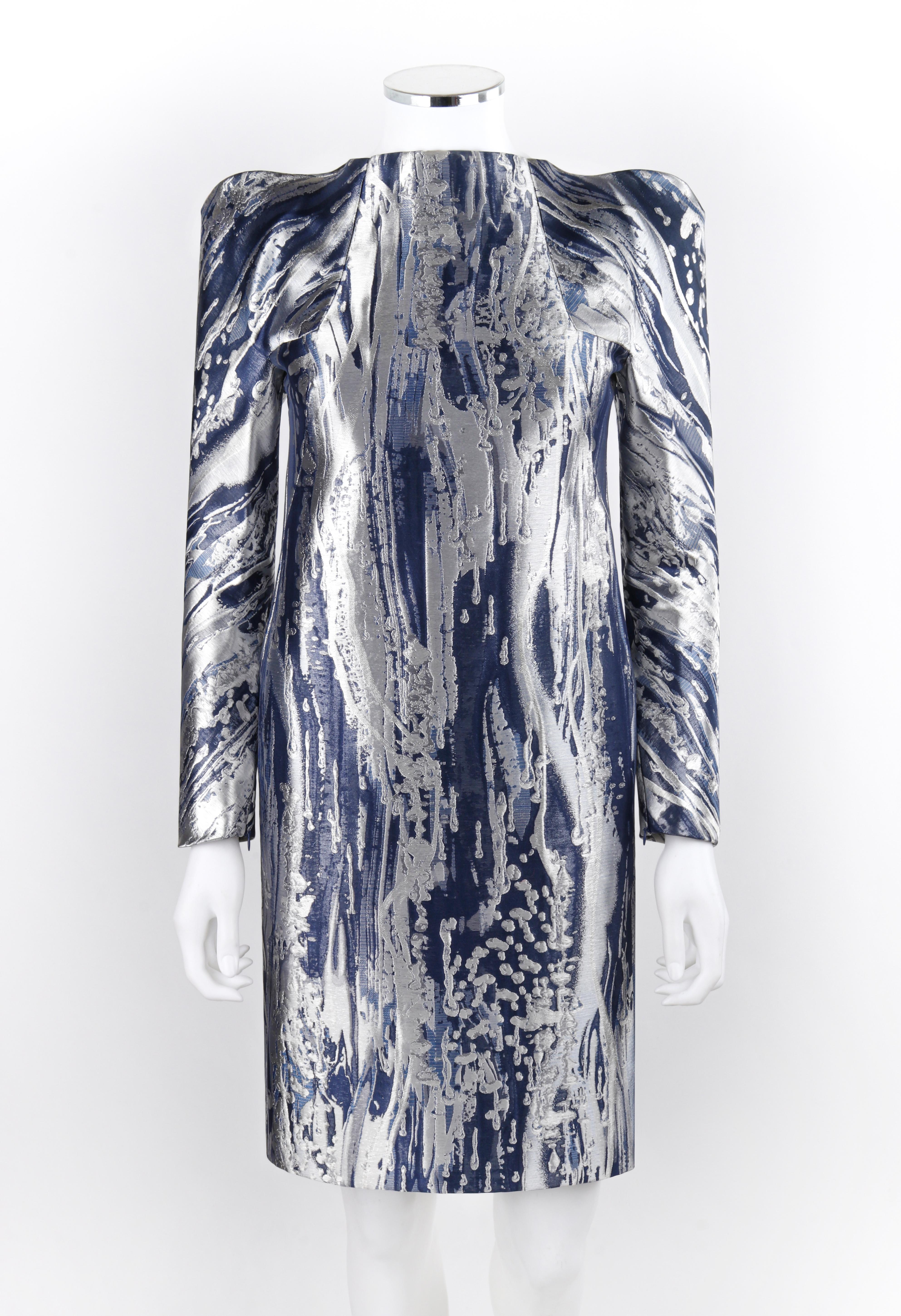 ALEXANDER McQUEEN Resort 2010 Blue Silver Metallic Structured Shift Dress NWT
 
Brand / Manufacturer: Alexander McQueen
Collection: Resort 2010
Designer: Alexander McQueen
Style: Shift dress
Color(s): Shades of silver, blue
Lined: Yes
Unmarked