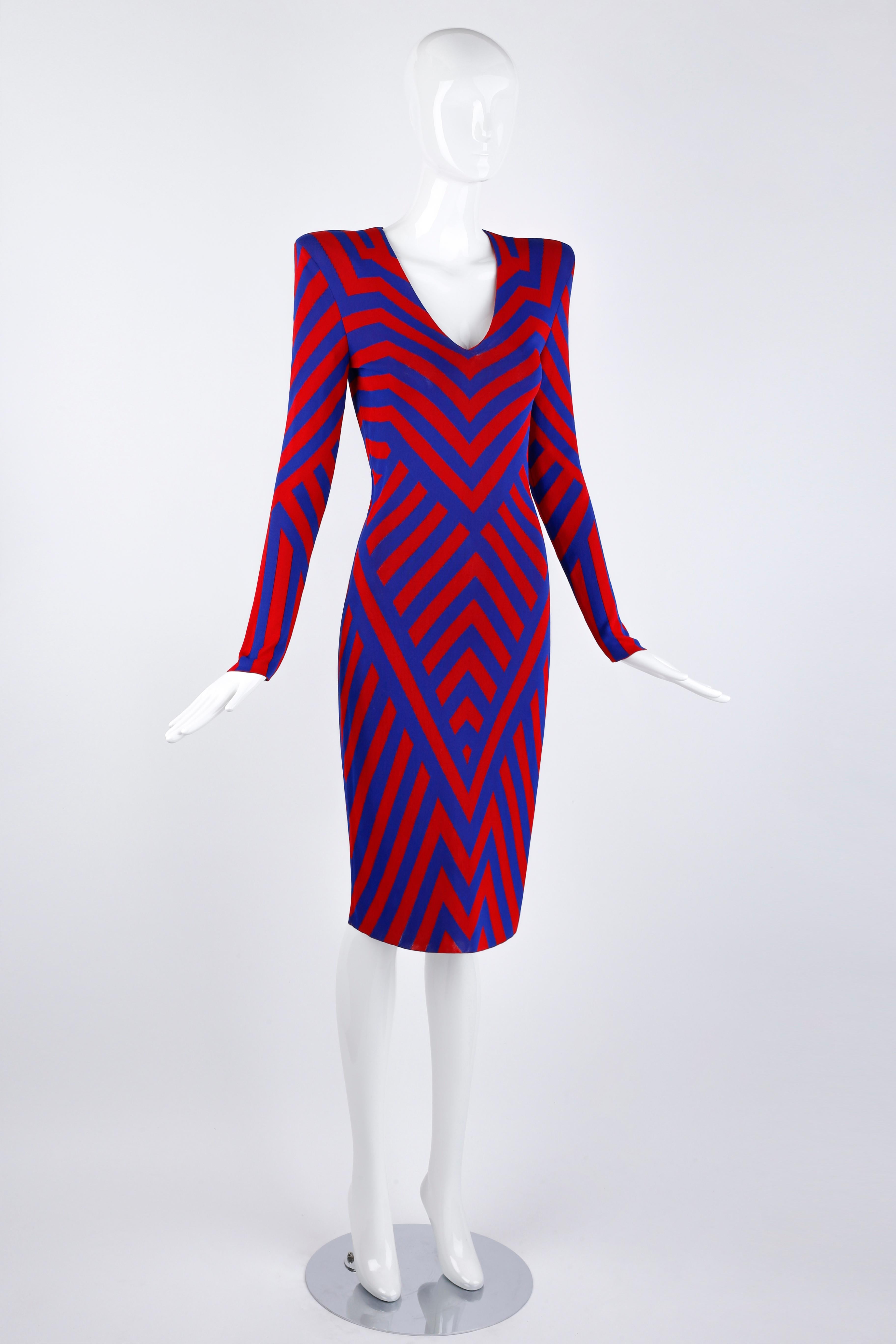 Conçue par Alexander McQueen pour la collection Resort 2010, Look #2. Cette superbe robe fourreau en tricot présente un motif graphique de style op-art composé de lignes rouges et bleues contrastées, de chevrons et de lignes diagonales qui mettent