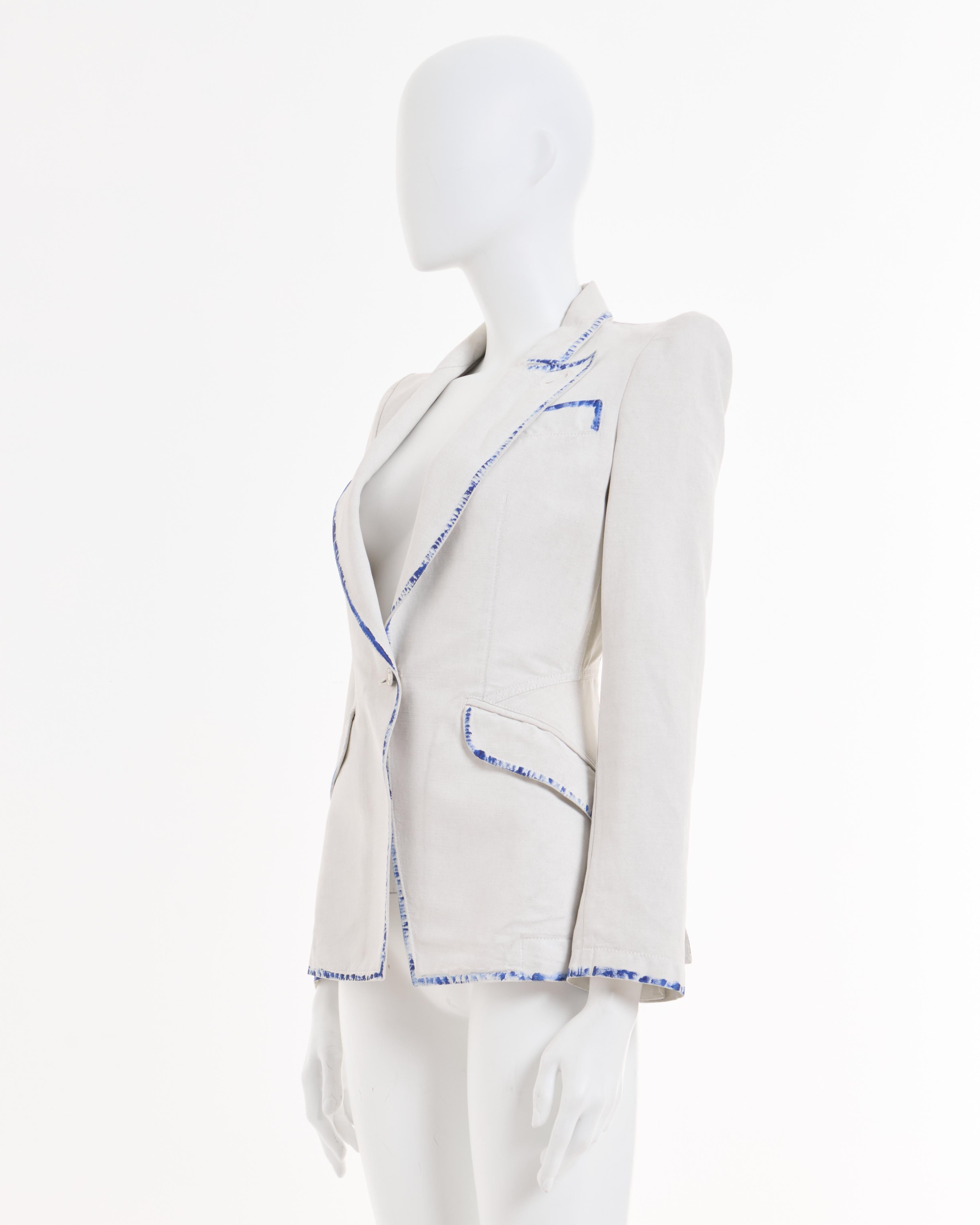 - Alexander McQueen designed by Alexander McQueen 
- Sold by Skof.Archive 
- Resort 2010
- White Cotton canvas blazer 
- Hand painted profilature in blue tone 
- Padded shoulders 
- Fitted to the body 
- Fully lined 
- Made in Italy
- Size: FR 36 -